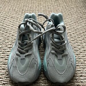 Adidas Yeezy Boost 700